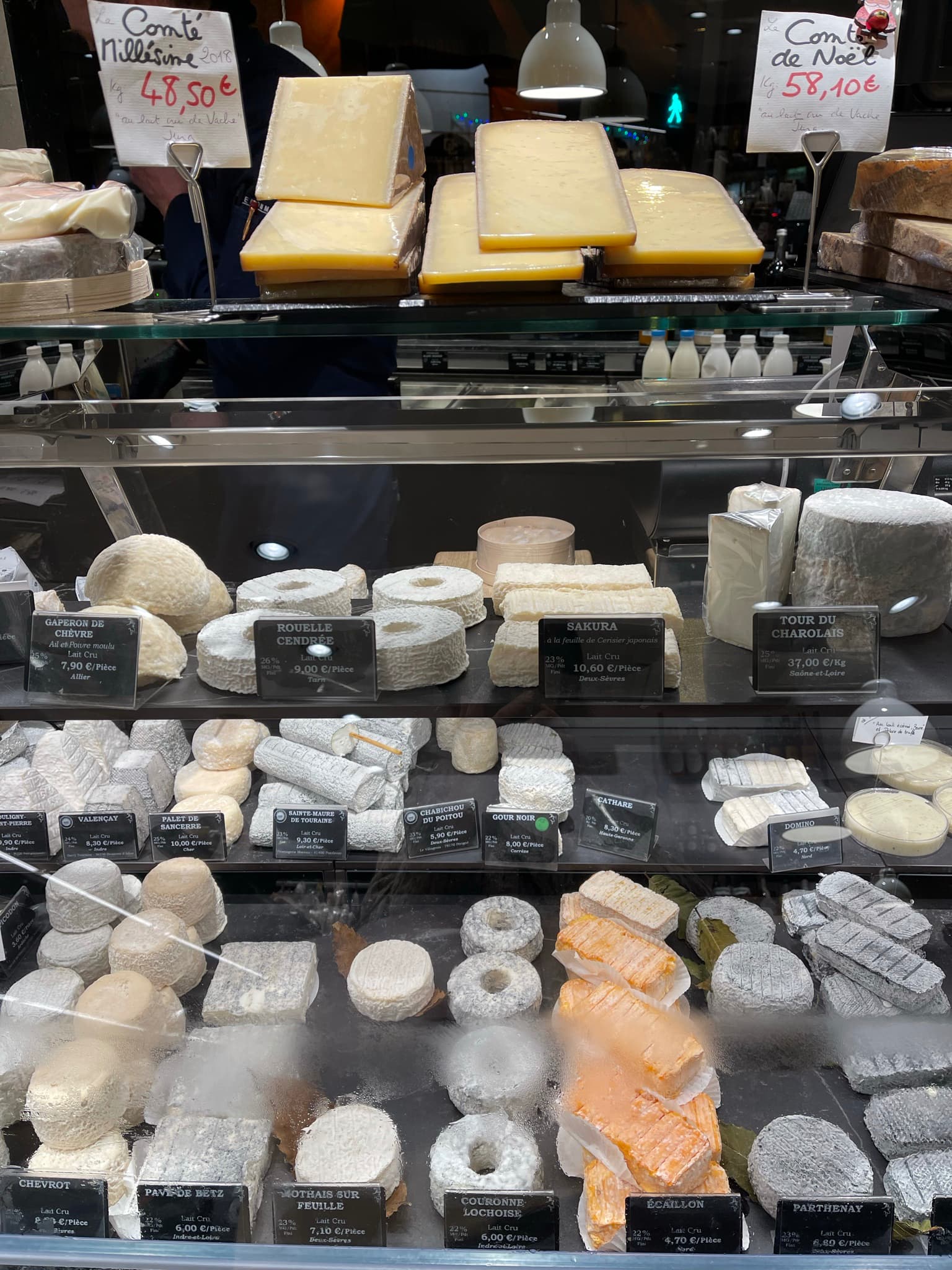 パリのおすすめチーズ専門店]日本への持ち込みには個別に真空パックも